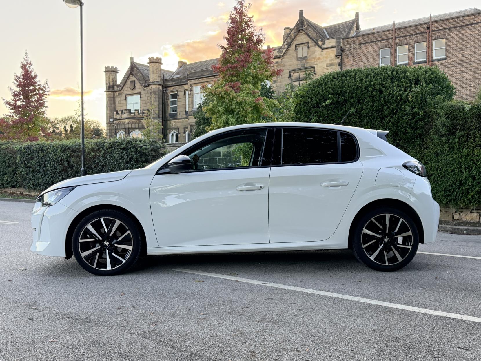 Peugeot 208 1.2 PureTech Allure Premium Hatchback 5dr Petrol Manual Euro 6 (s/s) (100 ps)