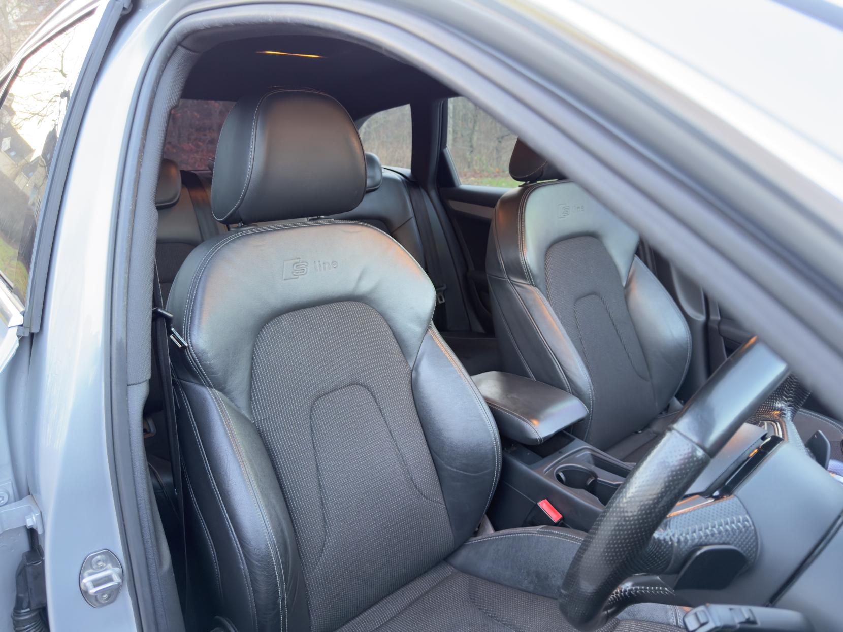 Audi A4 Avant 3.0 TDI V6 S line Estate 5dr Diesel S Tronic quattro Euro 5 (s/s) (245 ps)