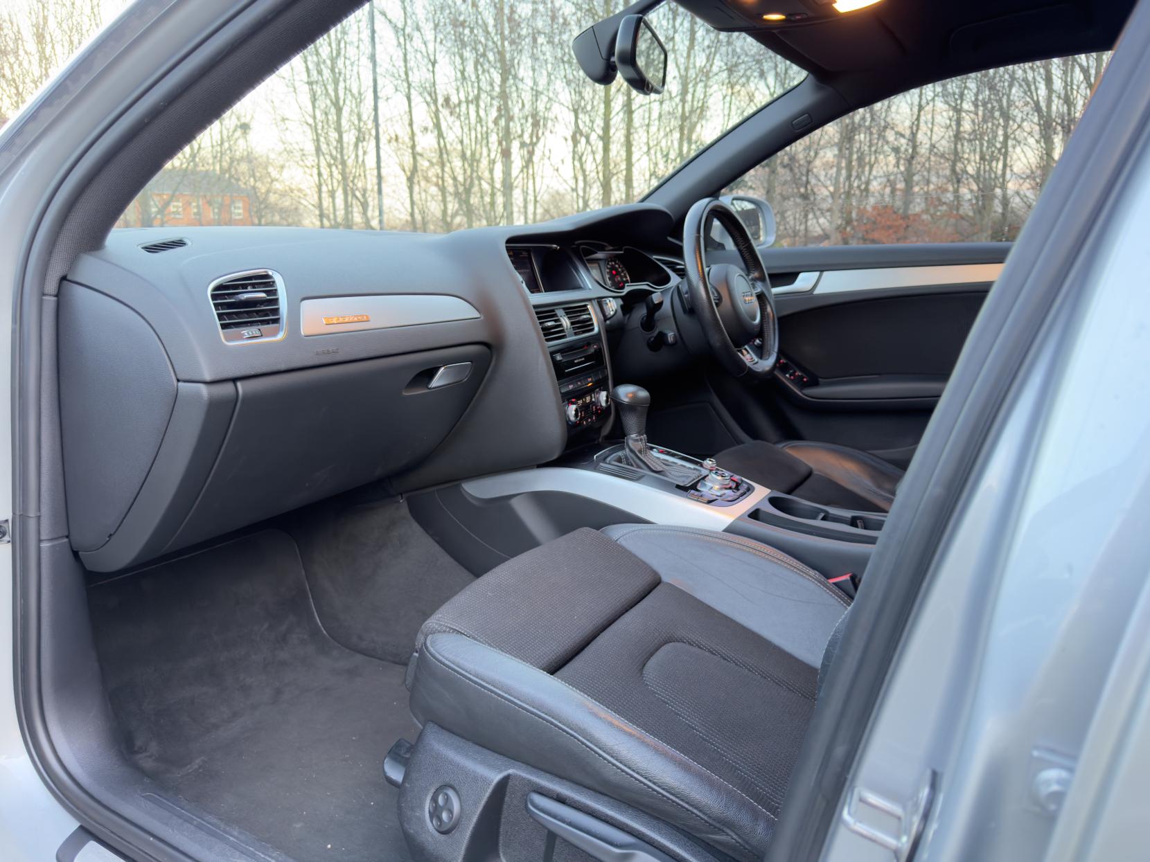 Audi A4 Avant 3.0 TDI V6 S line Estate 5dr Diesel S Tronic quattro Euro 5 (s/s) (245 ps)