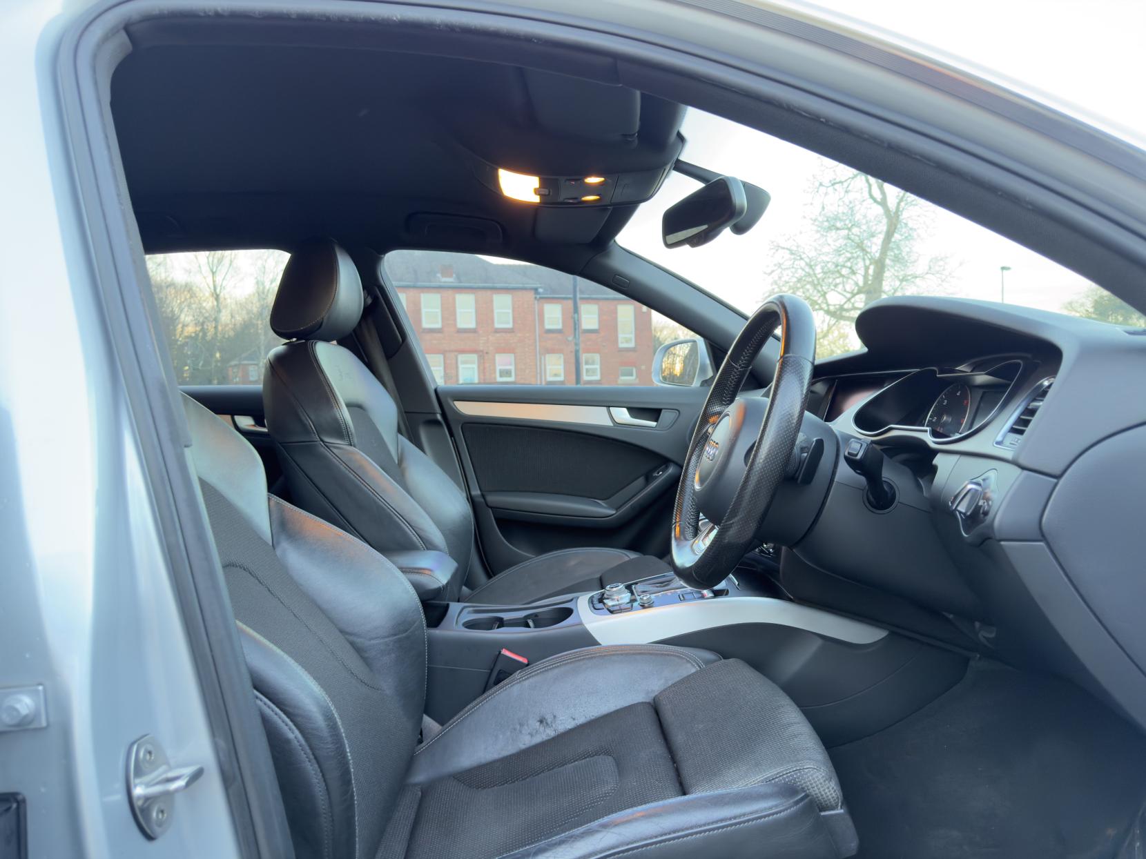 Audi A4 Avant 3.0 TDI V6 S line Estate 5dr Diesel S Tronic quattro Euro 5 (s/s) (245 ps)