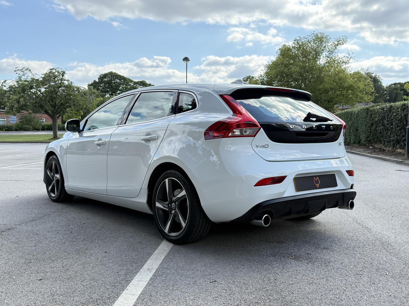Volvo V40 1.6 D2 R-Design Hatchback 5dr Diesel Manual Euro 5 (s/s) (115 ps)