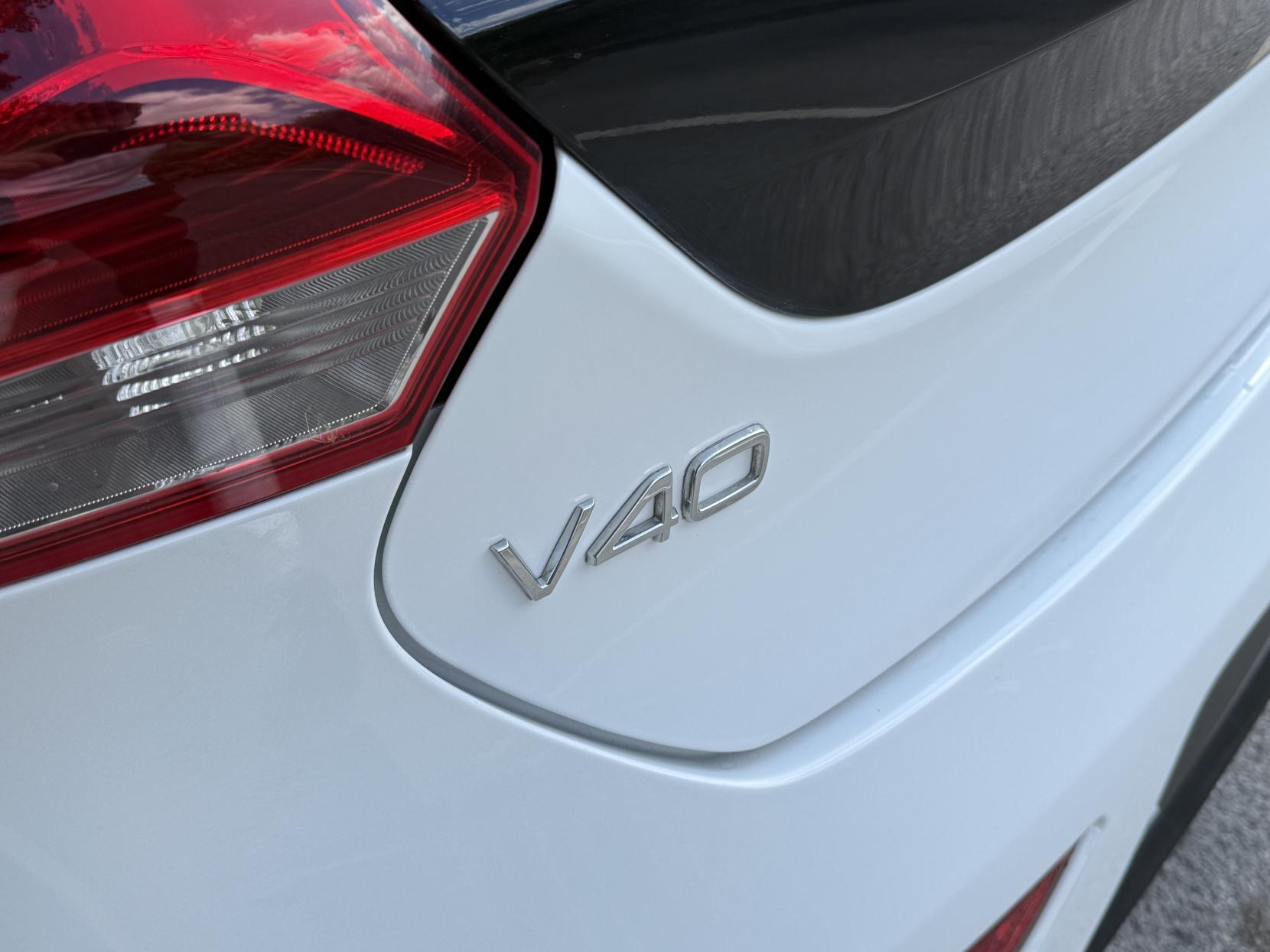 Volvo V40 1.6 D2 R-Design Hatchback 5dr Diesel Manual Euro 5 (s/s) (115 ps)