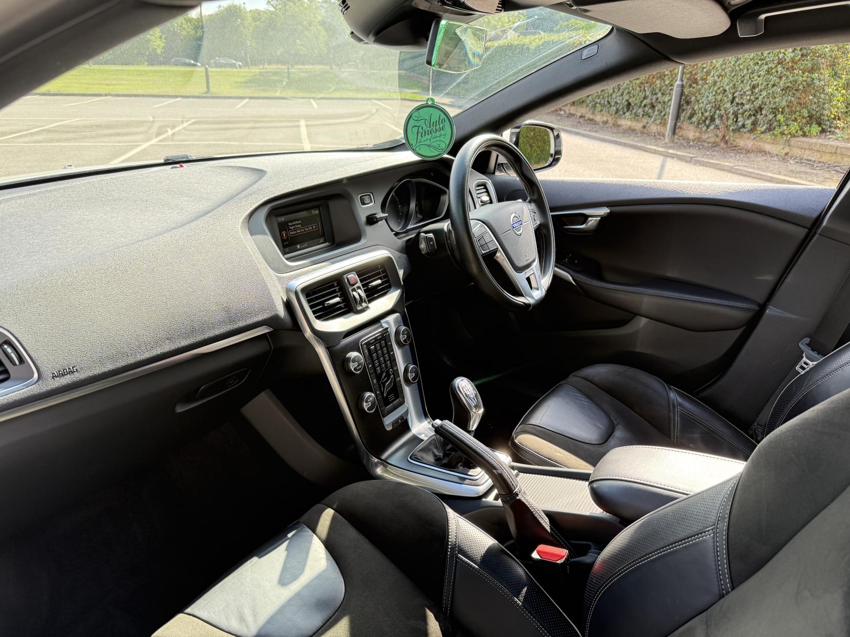 Volvo V40 1.6 D2 R-Design Hatchback 5dr Diesel Manual Euro 5 (s/s) (115 ps)