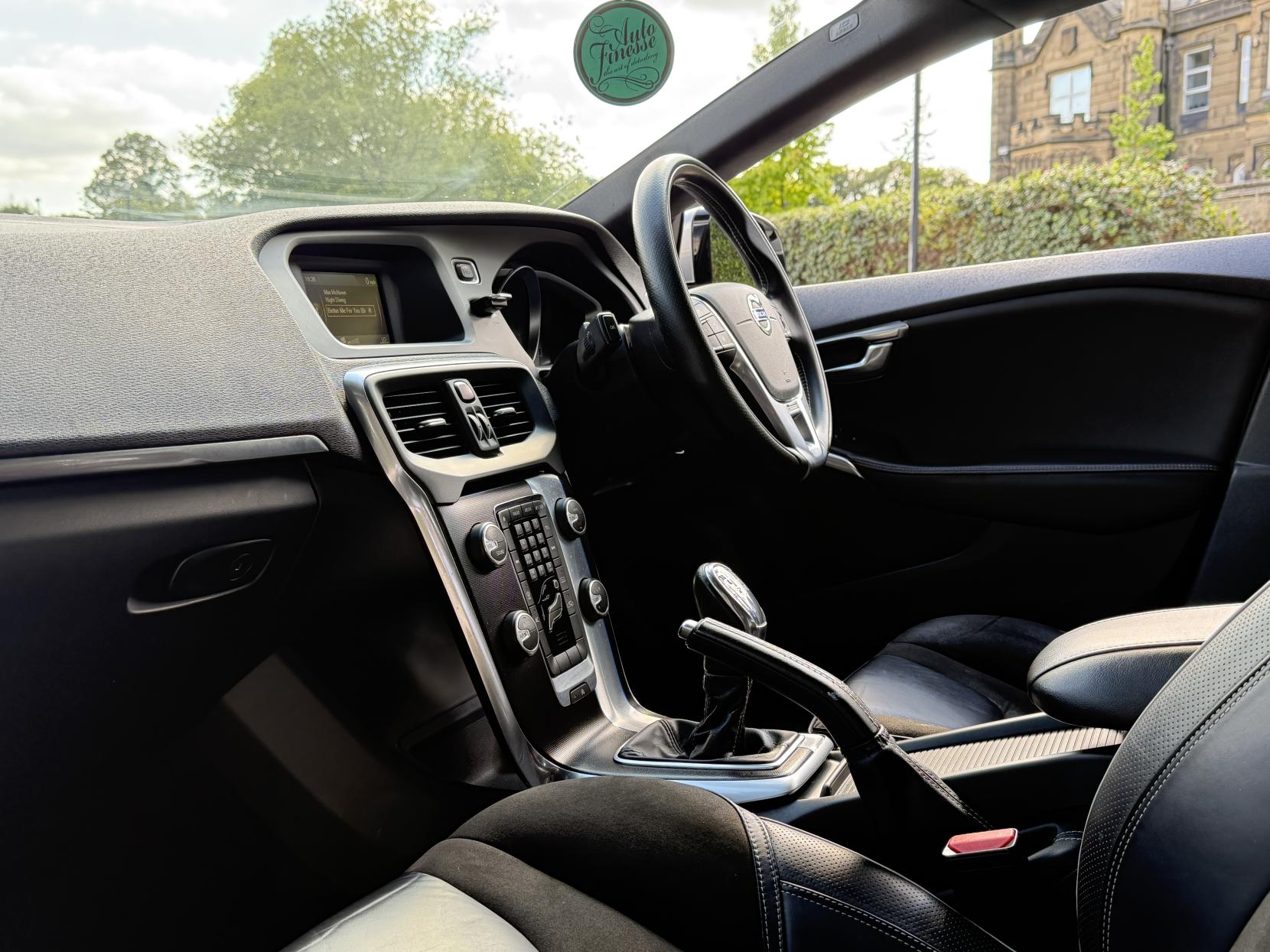 Volvo V40 1.6 D2 R-Design Hatchback 5dr Diesel Manual Euro 5 (s/s) (115 ps)
