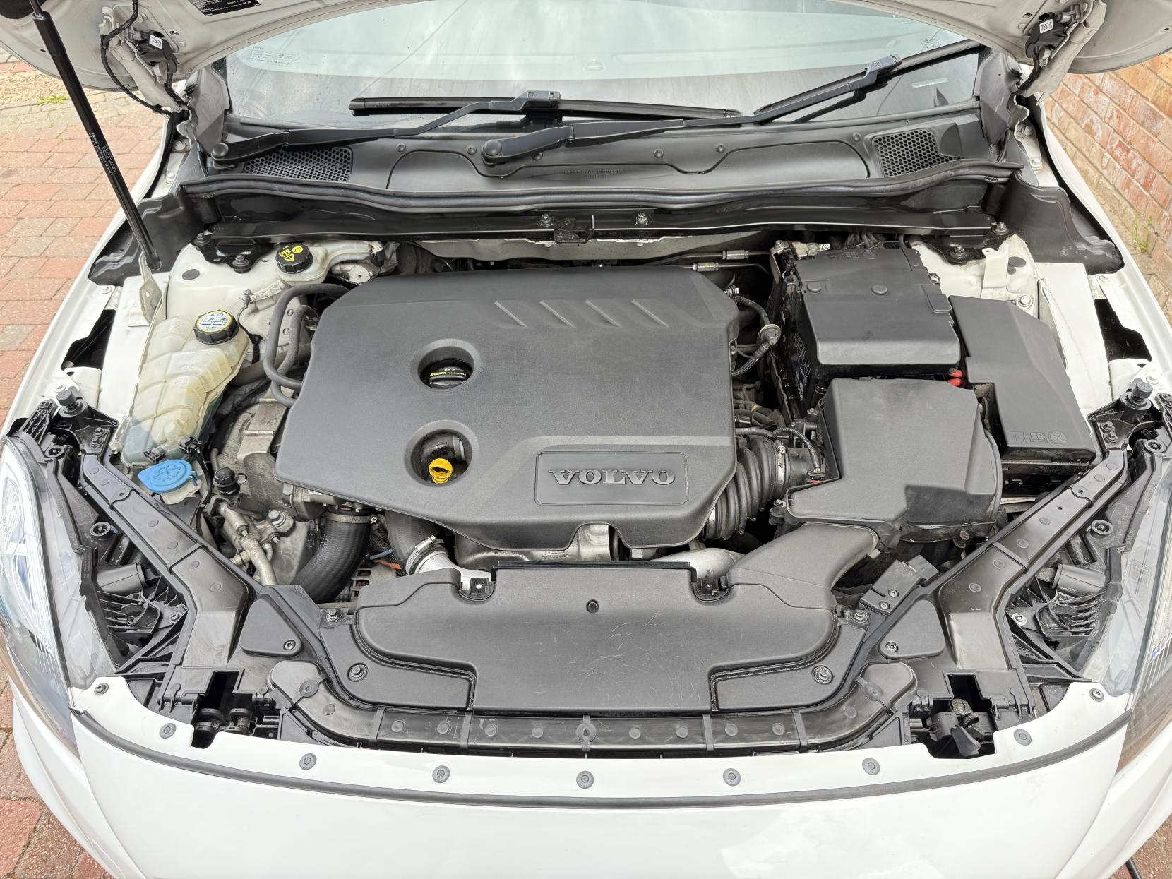 Volvo V40 1.6 D2 R-Design Hatchback 5dr Diesel Manual Euro 5 (s/s) (115 ps)